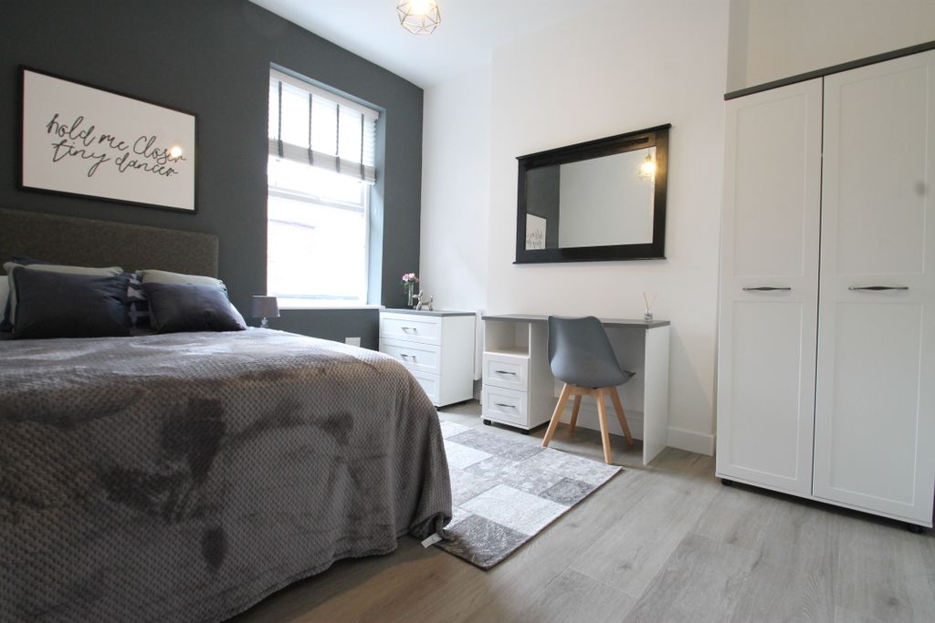 Property photo 1 of 6 Room 4 Furnished