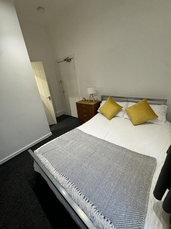Property photo 1 of 12 A Cozy Double Bedroom Featuring A Comfortable Bed ...