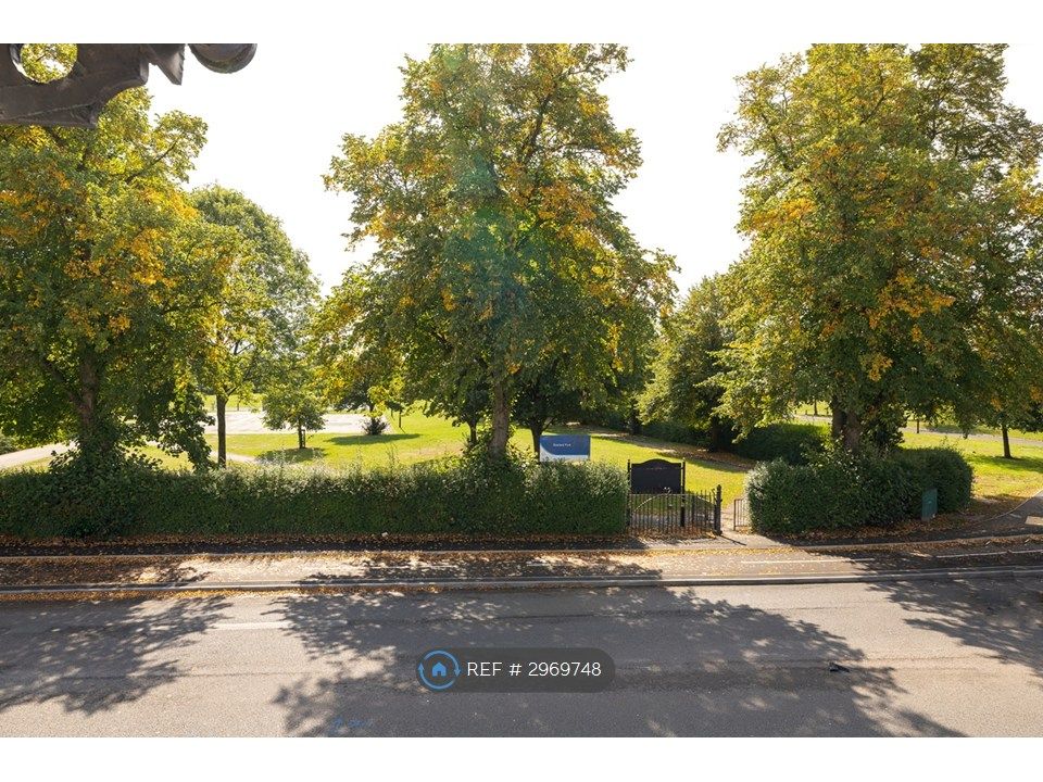 Property photo 2 of 24 Gosford Park View