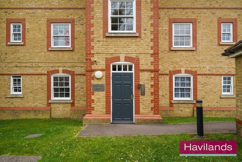 Property photo 2 of 8 Blackwell Close-2.Jpg