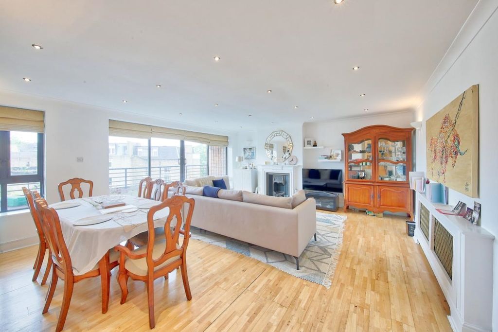 Property photo 3 of 11 43_Huntsmore_House_35_Pembroke_Road_Image5_15322_4