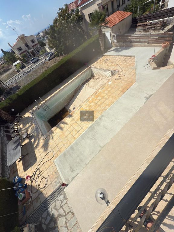 Property photo 2 of 43