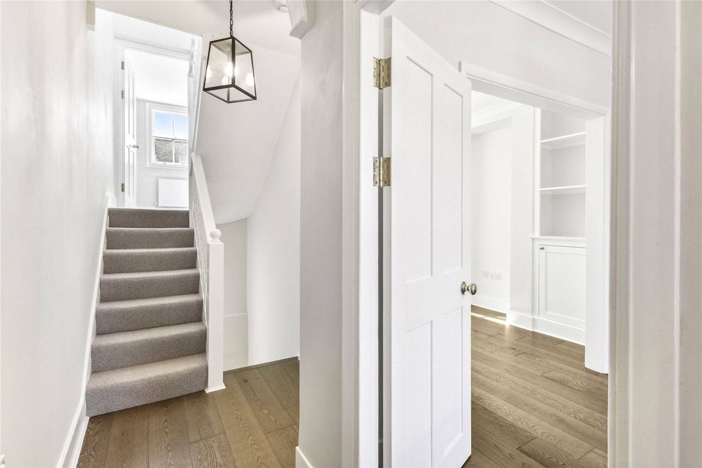 Property photo 3 of 19 Hallway