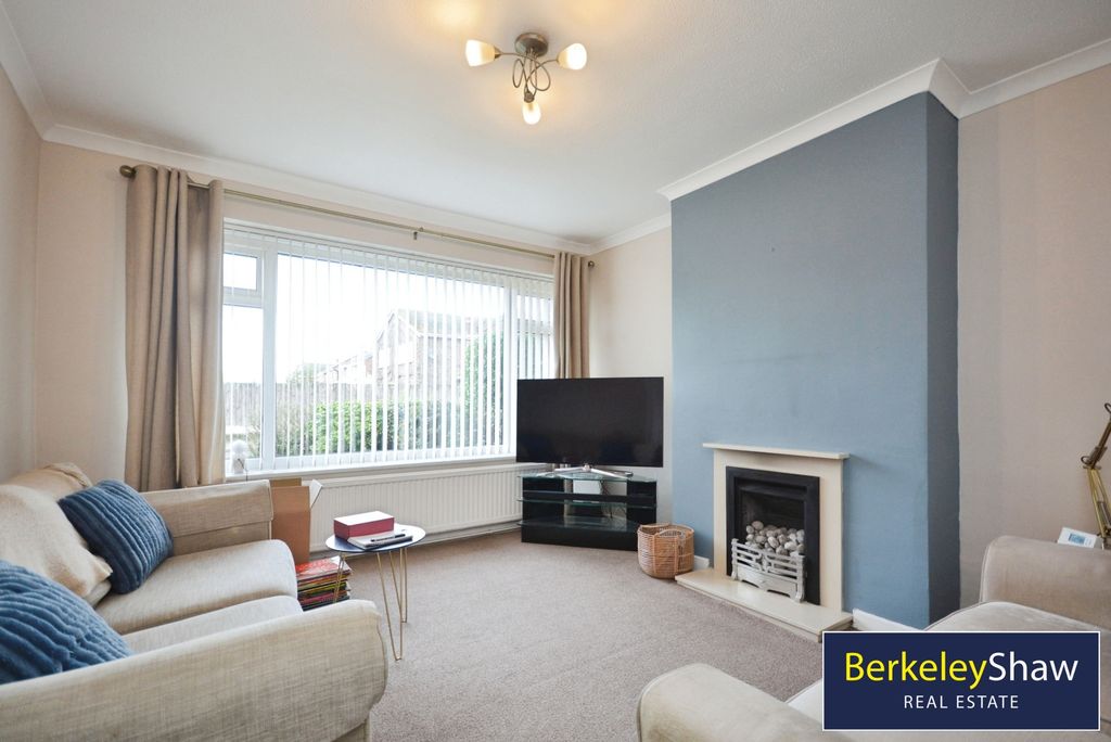 Property photo 3 of 17 Living Room