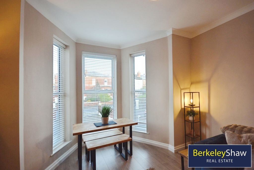 Property photo 3 of 10 Dining Area