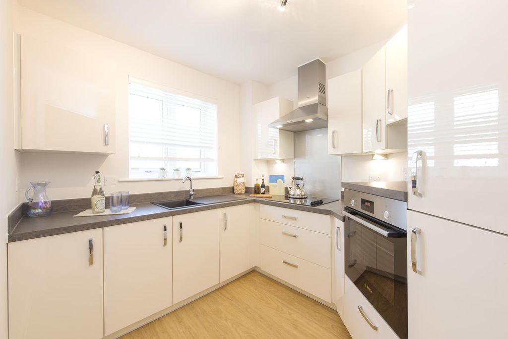 Property photo 3 of 8 Kitchen