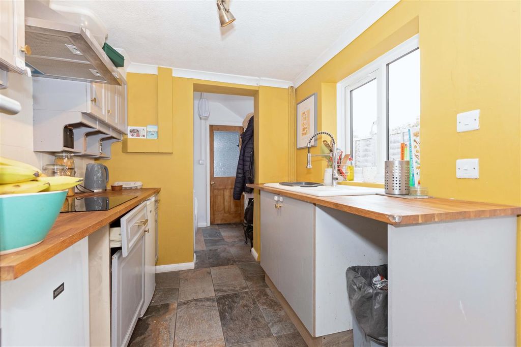 Property photo 3 of 18 Becket Rd_11.Jpg