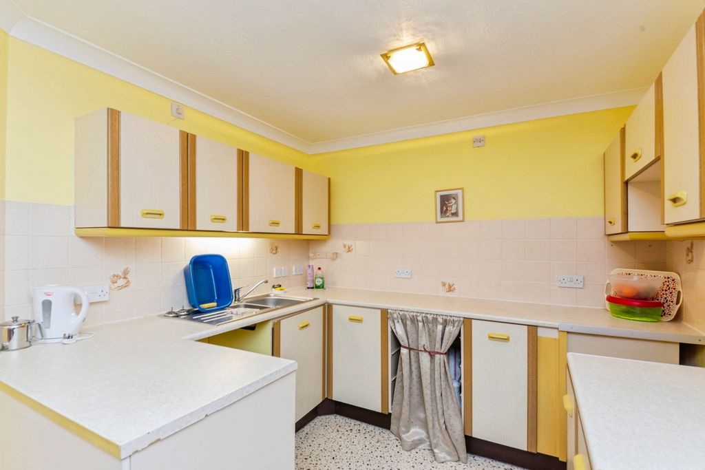 Property photo 3 of 10 Kitchen