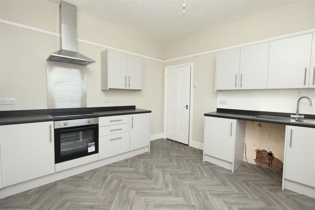 Property photo 3 of 10 Kitchen