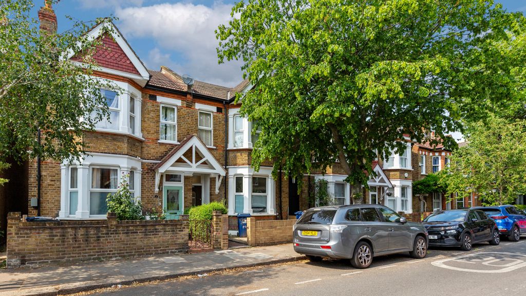 Property photo 1 of 15 Flat 7A Elthorne Park Road, Hanwell, London, W7 2Jb