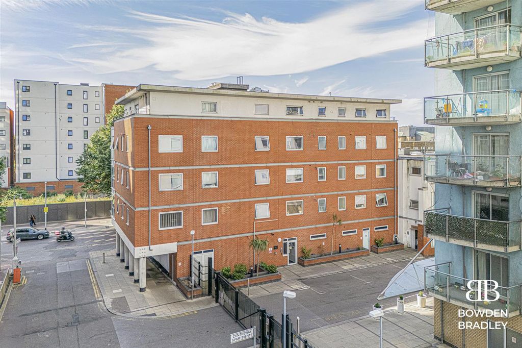 Property photo 3 of 10 Front