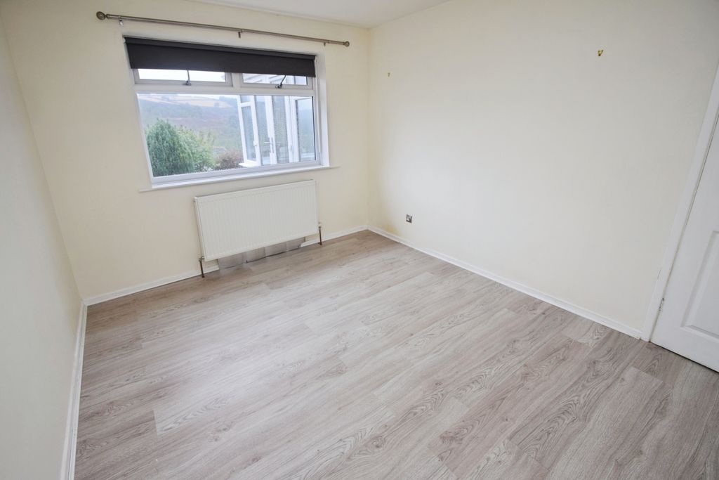 Property photo 3 of 16 d38Af933-Bedroom 201