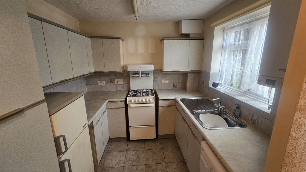 Property photo 2 of 7 Kitchen