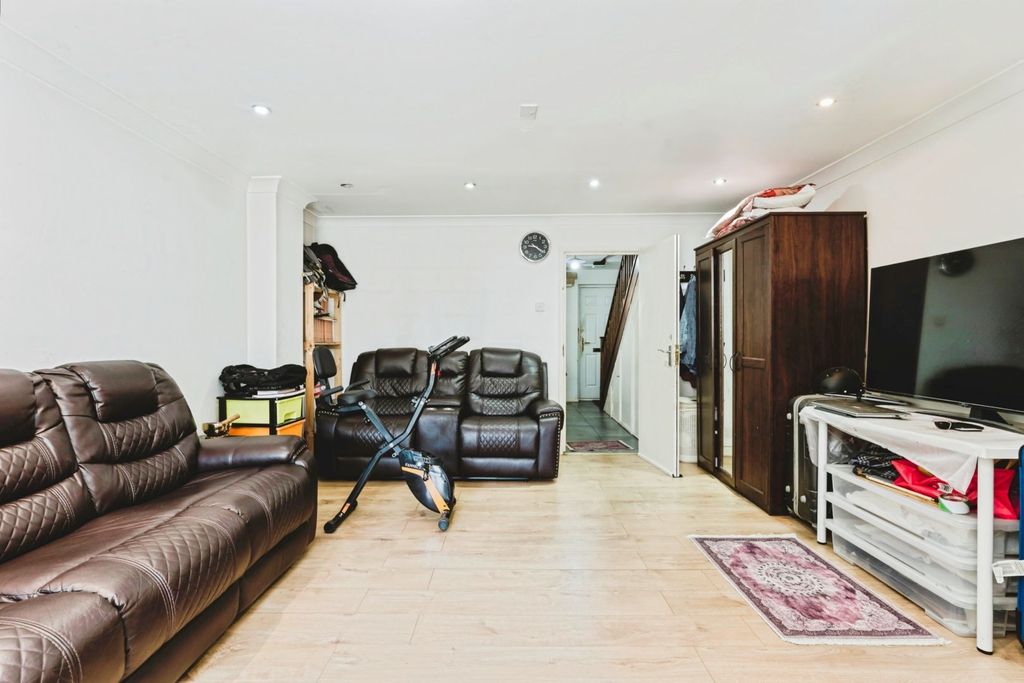 Property photo 1 of 40 Hall