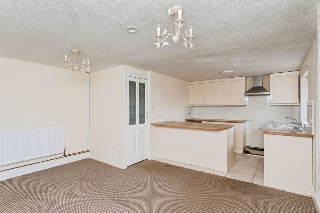 Property photo 3 of 17 Lounge/Kitchen