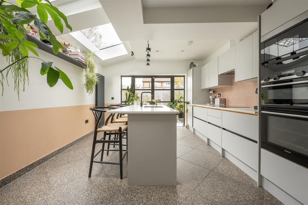 Property photo 2 of 29 Woodlands Road, E17