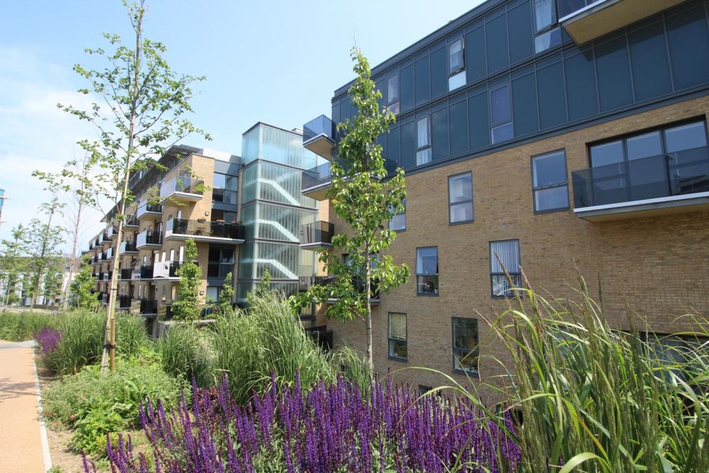 Property photo 1 of 8 Embankment House