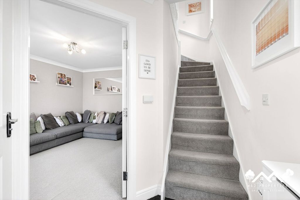 Property photo 2 of 35