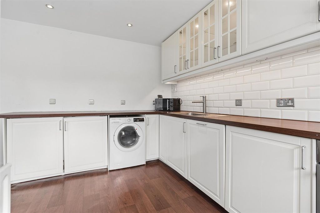 Property photo 3 of 10 17 Lance Croft-Hr7.Jpg