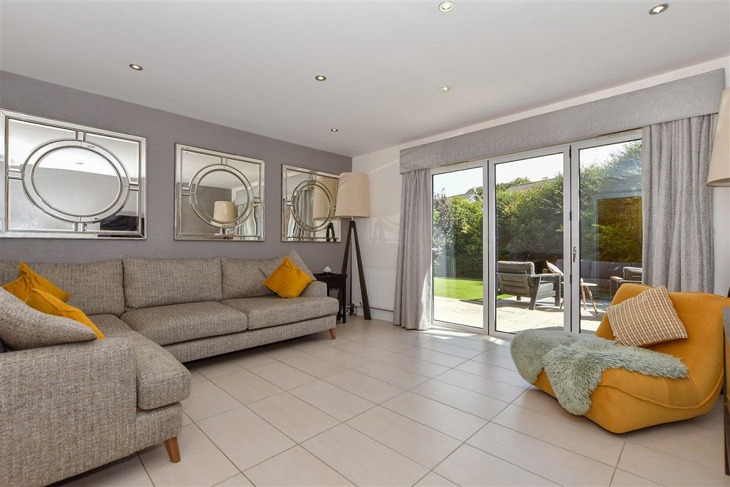 Property photo 2 of 13 Lounge