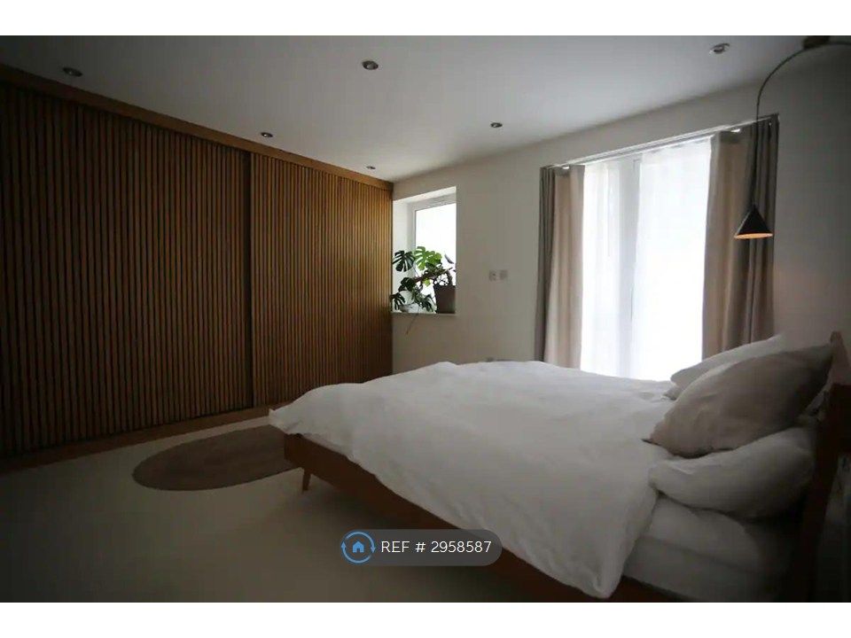 Property photo 3 of 11 Superking Bedroom With Sliding Wardrobes