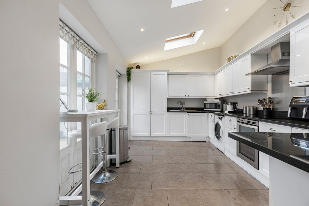 Property photo 2 of 12 Picture No. 16