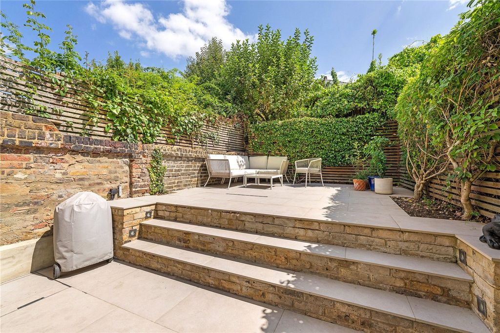 Property photo 2 of 23 Garden