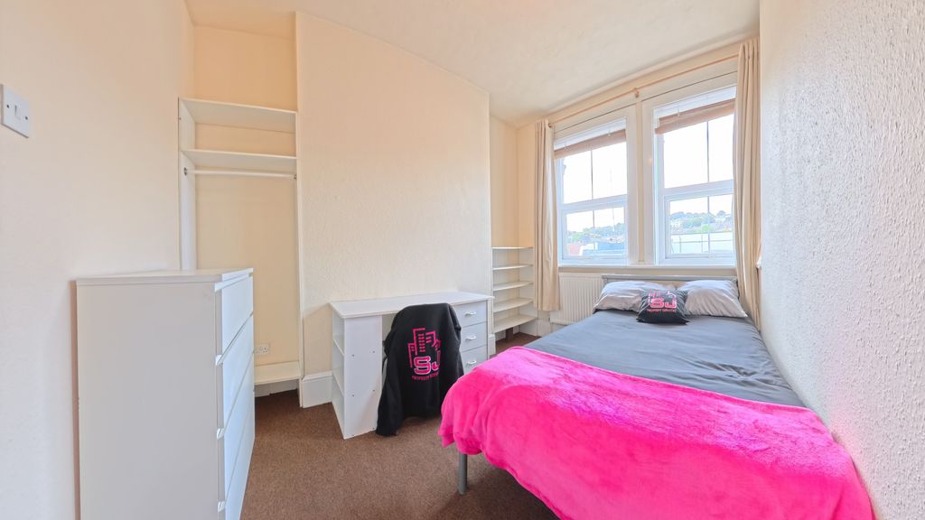 Property photo 2 of 5 Bed 2