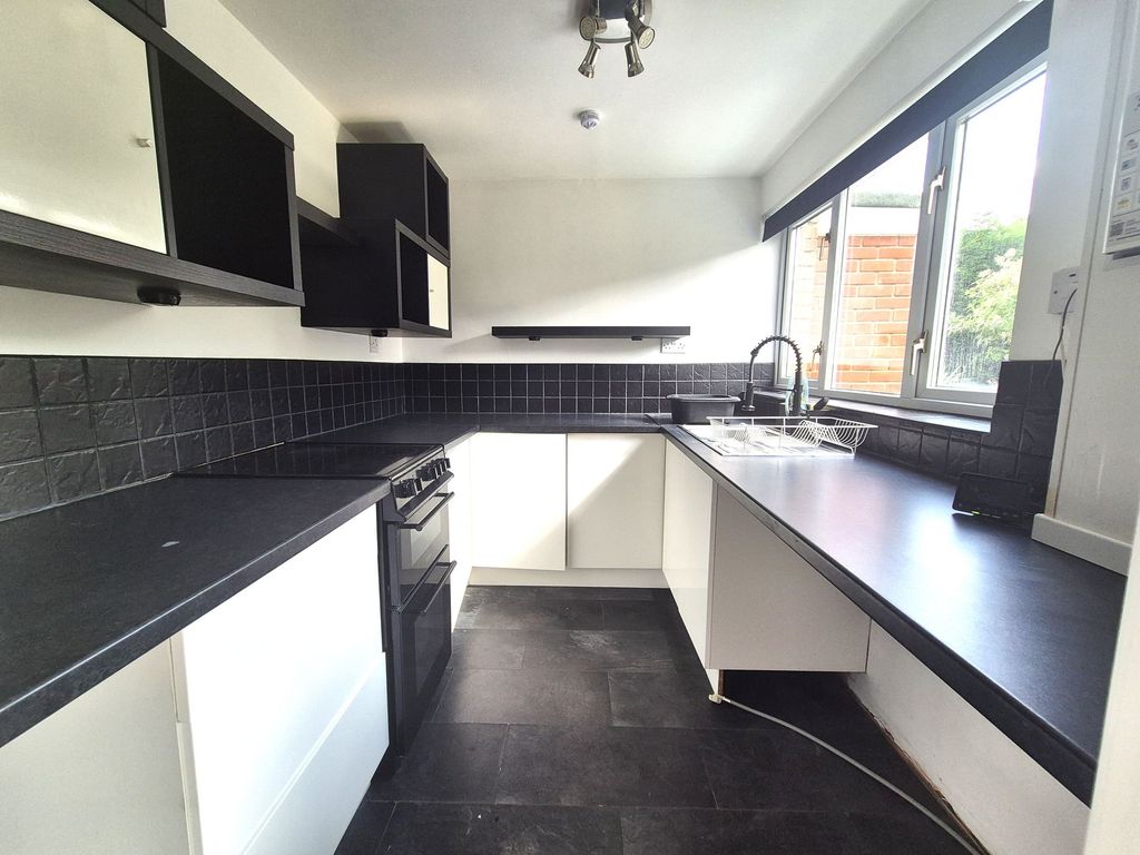 Property photo 2 of 10 Kitchen