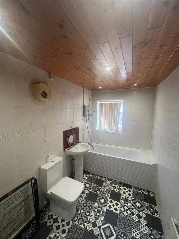 Property photo 2 of 7 Bathroom.Jpeg