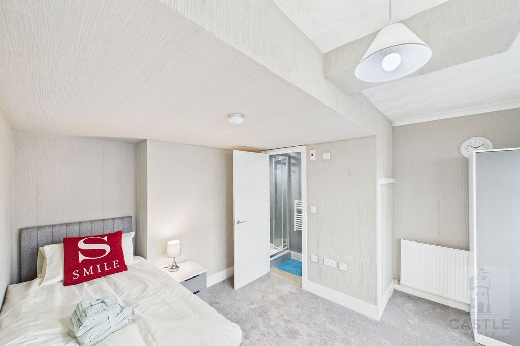 Property photo 1 of 6 Bedroom 1