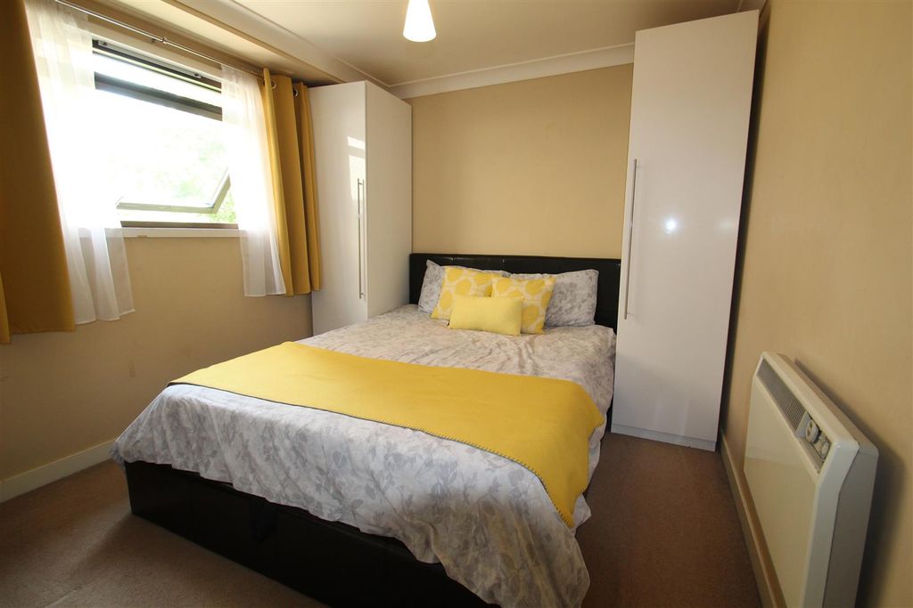 Property photo 2 of 6 Bedroom
