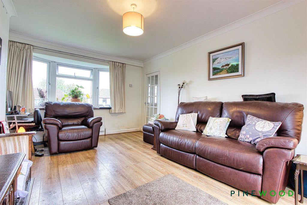 Property photo 3 of 21 Lounge