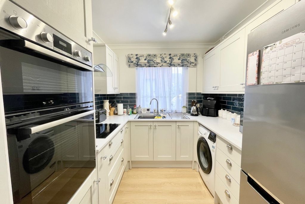 Property photo 3 of 7 Kitchen