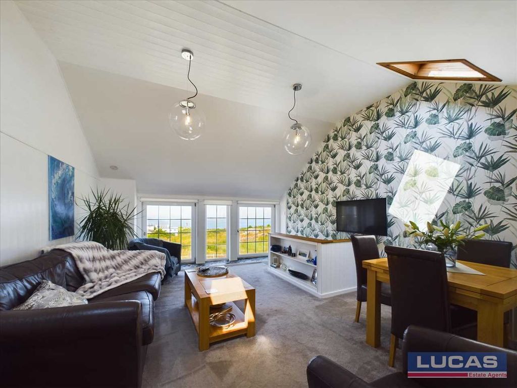 Property photo 2 of 32 Lounge/Diner