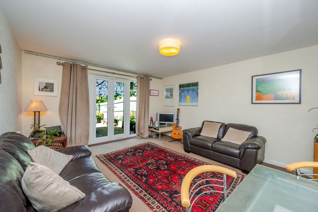 Property photo 3 of 24 Lounge