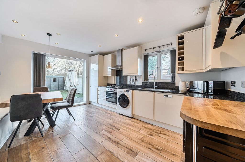 Property photo 2 of 21 1395673-14-695E79...