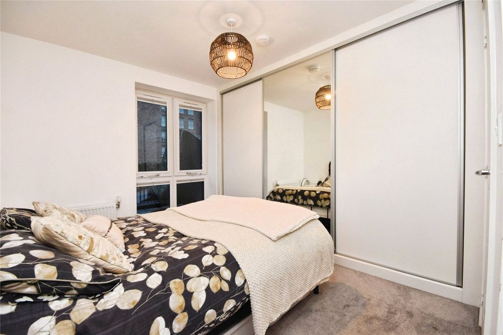 Property photo 3 of 18 Bedroom