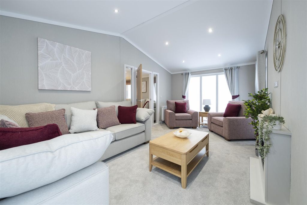 Property photo 2 of 25 Lounge