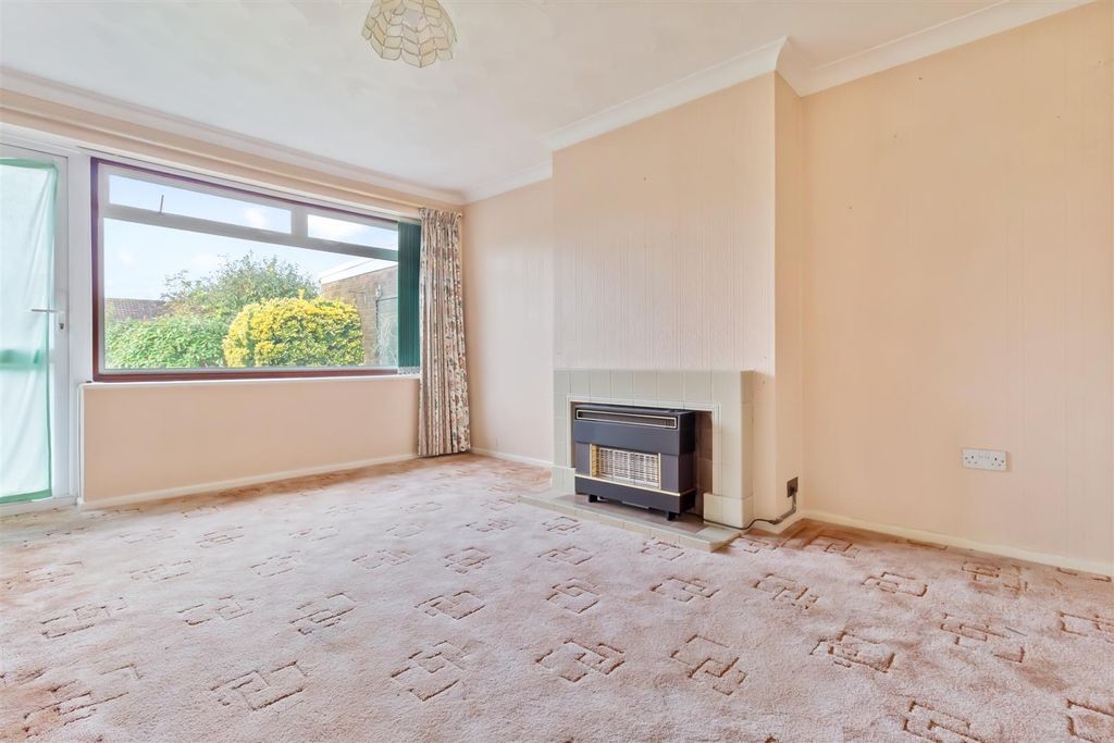 Property photo 2 of 15 24 Cuckfield Crescent-001.Jpg