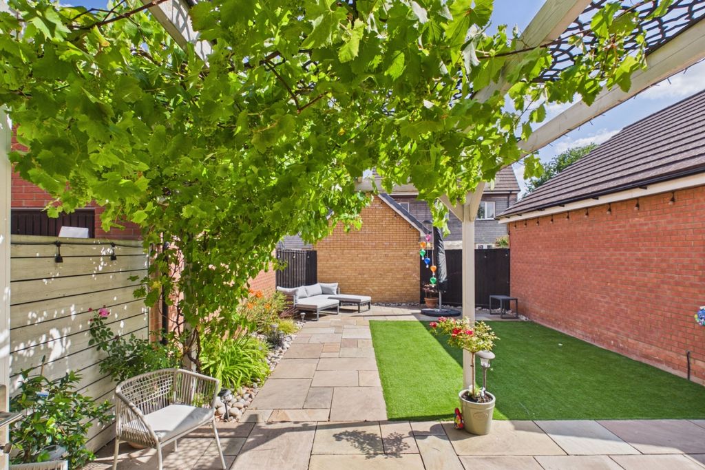 Property photo 2 of 18 Garden 1