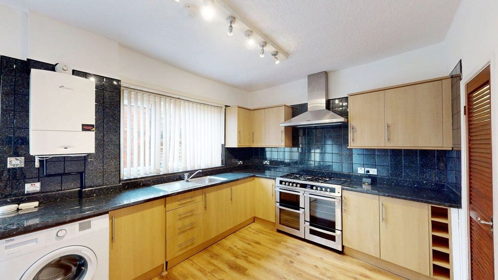 Property photo 3 of 11 Kitchen