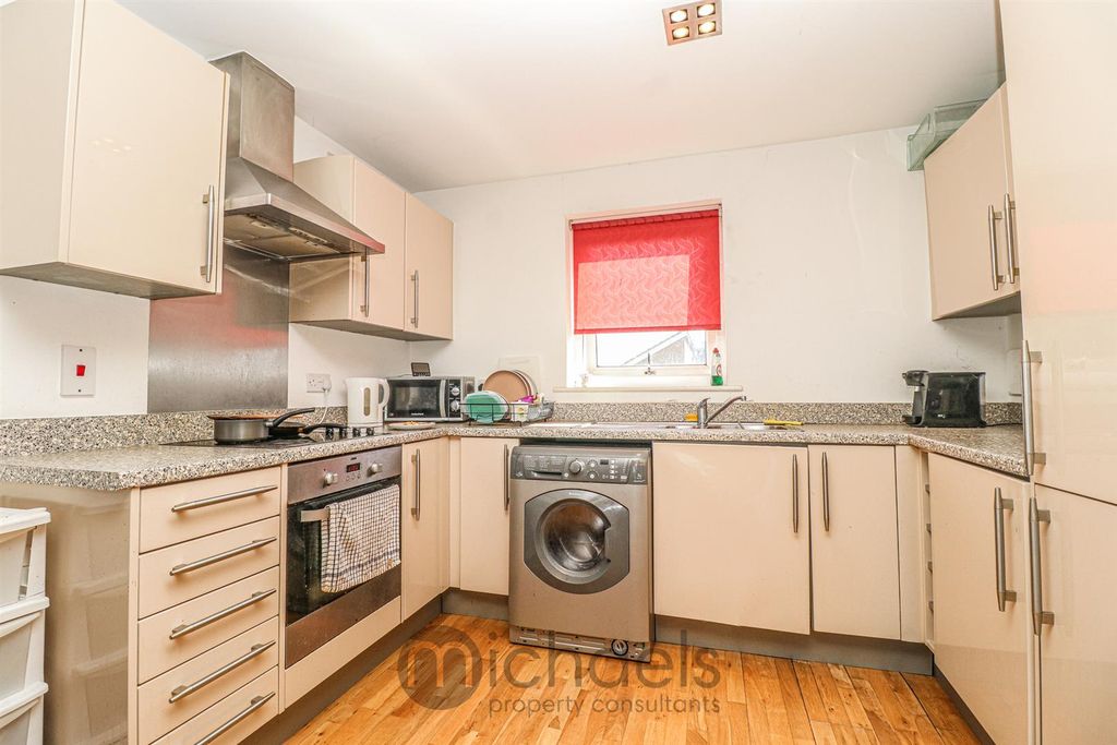 Property photo 2 of 8 Kitchen