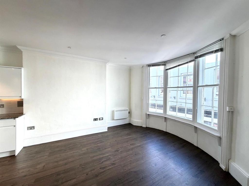 Property photo 3 of 9 Lounge (2).Jpg