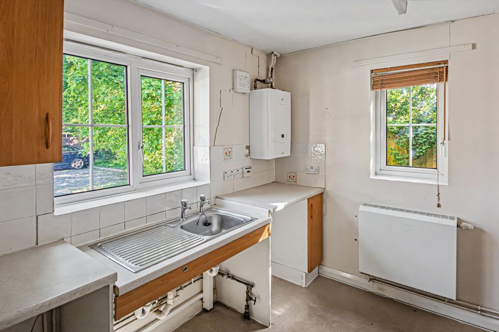 Property photo 2 of 16 4 Ferris Close, Rowde, Devizes, Sn10 2Nj