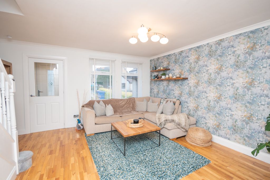 Property photo 3 of 15 Lounge