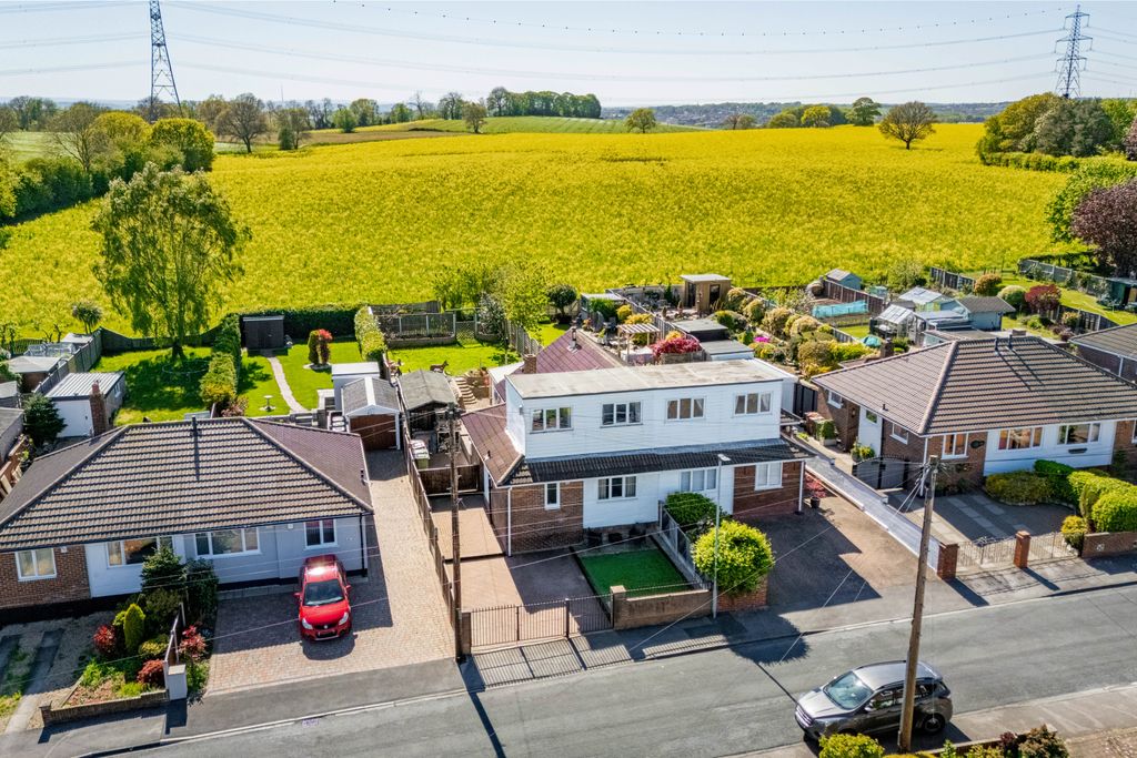 Property photo 1 of 17 3 Bedroom Semi Detached Bungalow For Sale