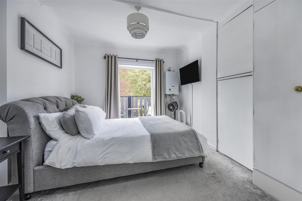 Property photo 3 of 25 23 Leopold Street, Southsea-Porticomarketing-Soldb