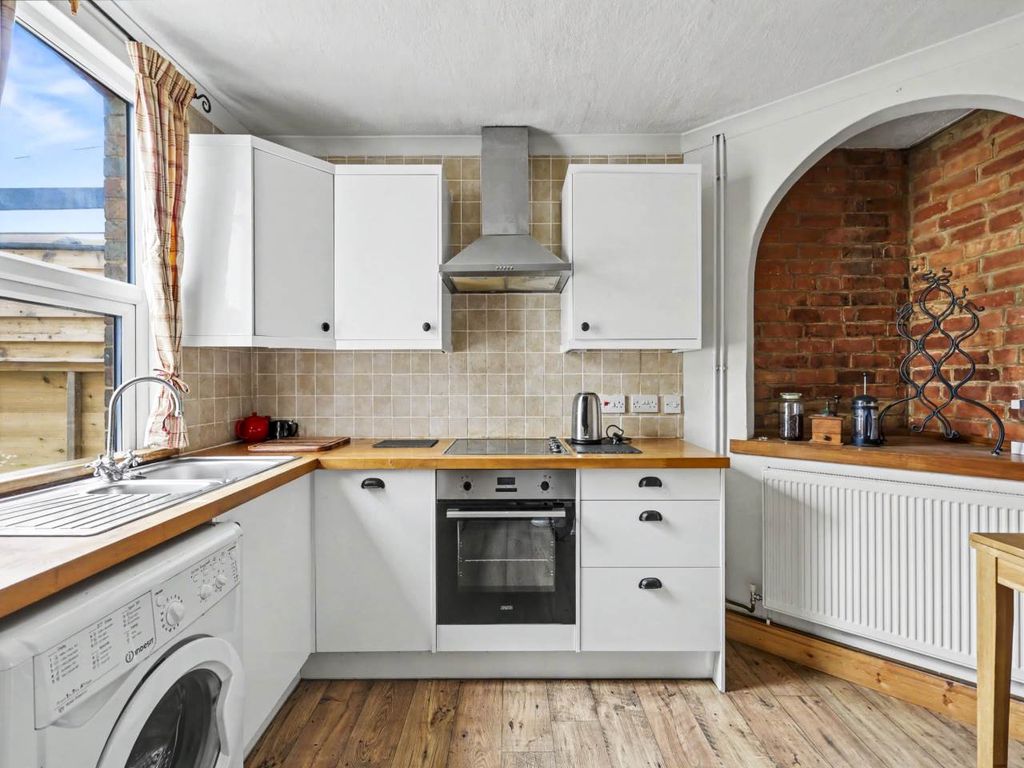 Property photo 3 of 12 Kitchen