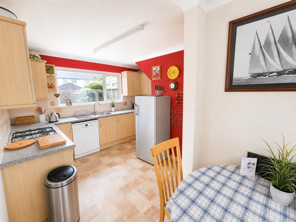 Property photo 3 of 13 Kitchen